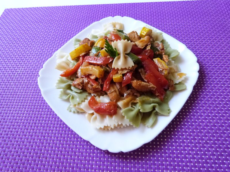 Makaron z papryką i mięsem Makaron z papryką i mięsem