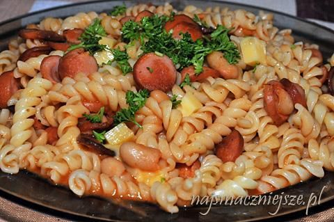 Makaron z parówką i fasolką w pomidorach