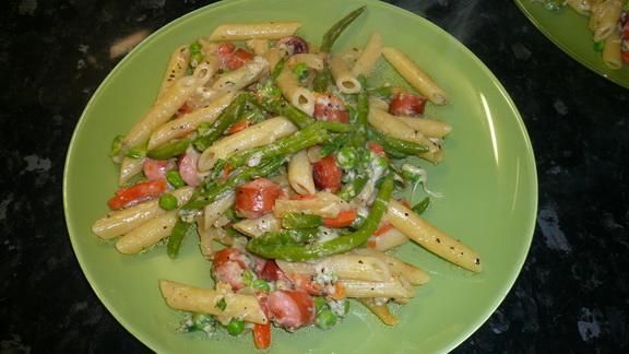 Makaron z parówkami i warzywami