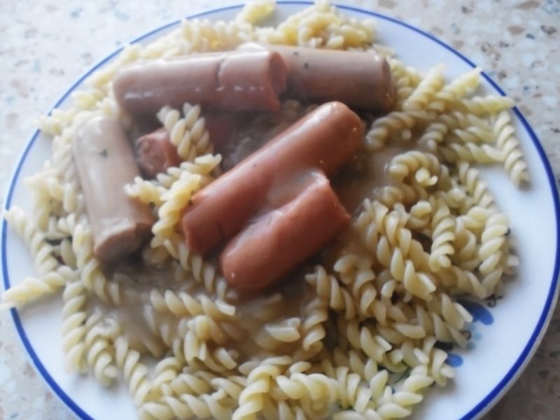 Makaron z parówkami w sosie pieczarkowym.