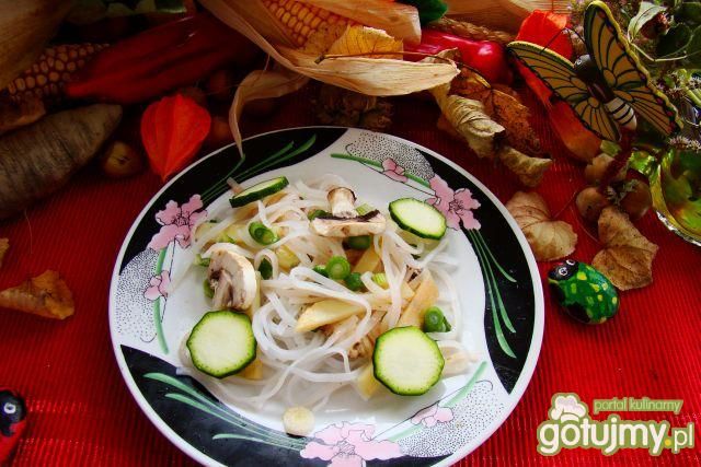 Makaron z pędami bambusa i pieczarkami  Makaron z pędami bambusa i pieczarkami