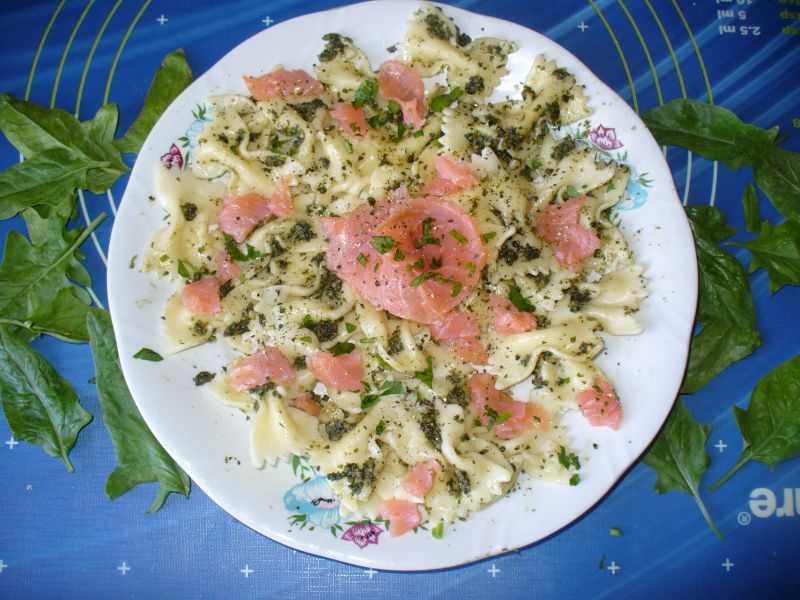 Makaron z pesto i łososiem wędzonym Makaron z pesto i łososiem wędzonym