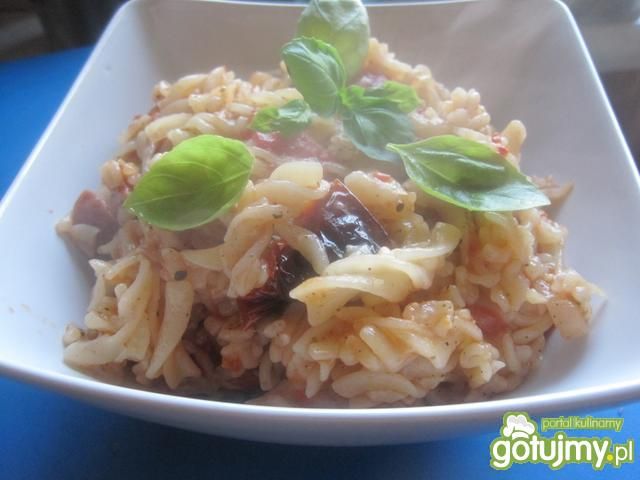 Makaron z pesto i suszonymi pomidorami Makaron z pesto i suszonymi pomidorami