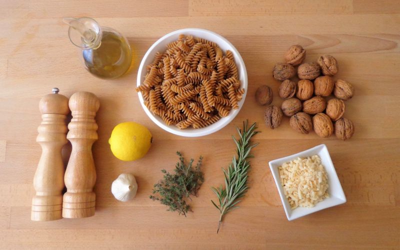 Makaron z pesto orzechowo-ziołowym