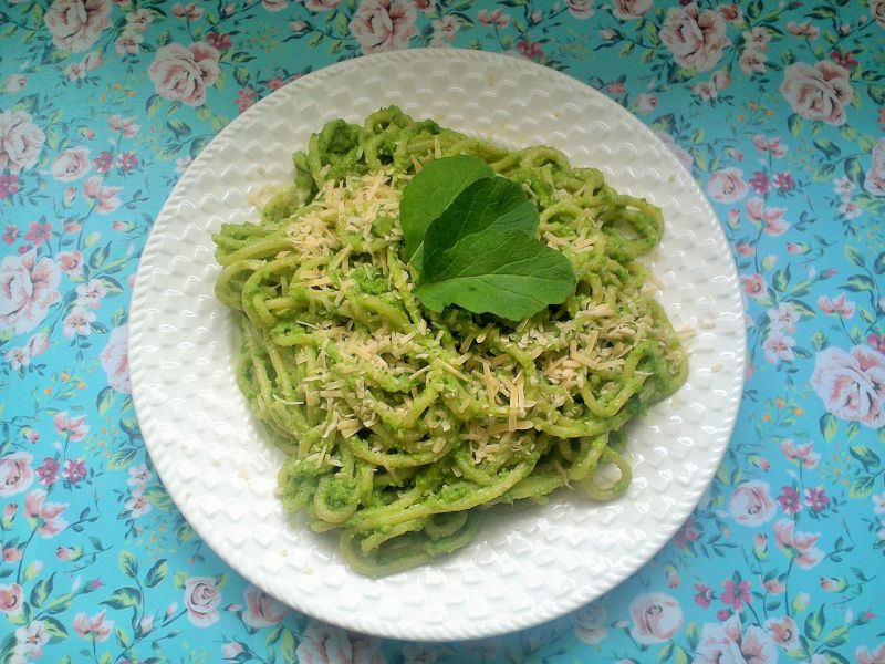Makaron z pesto z liści rzodkiewek Makaron z pesto z liści rzodkiewek