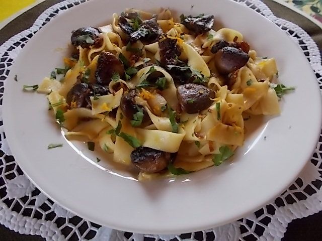 Makaron z pieczarami i pomarańczą Makaron z pieczarami i pomarańczą