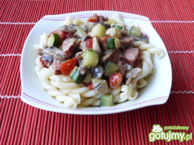 Makaron z pieczarkami, cukinią i papryką
