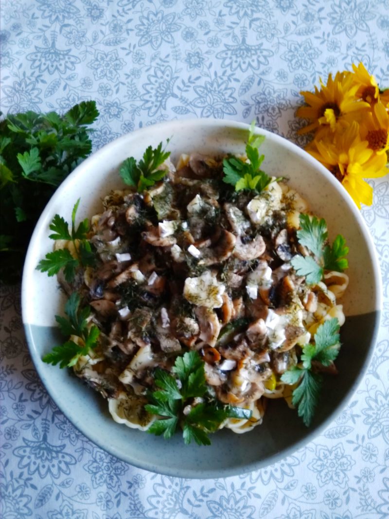 Makaron z pieczarkami, cukinią i serem camembert. Makaron z pieczarkami, cukinią i serem camembert.