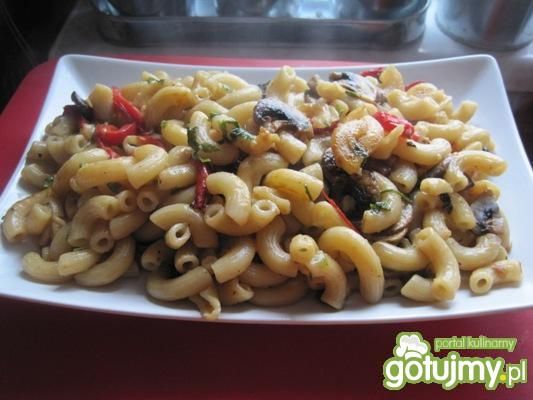 Makaron z pieczarkami, czerwoną papryką