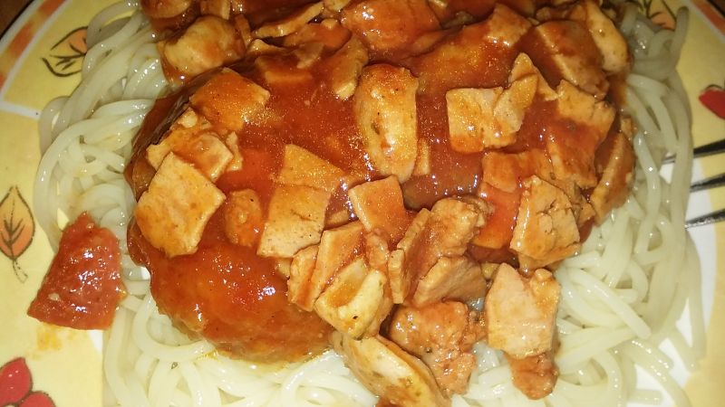 Makaron z pieczarkami i kiełbasą w sosie...