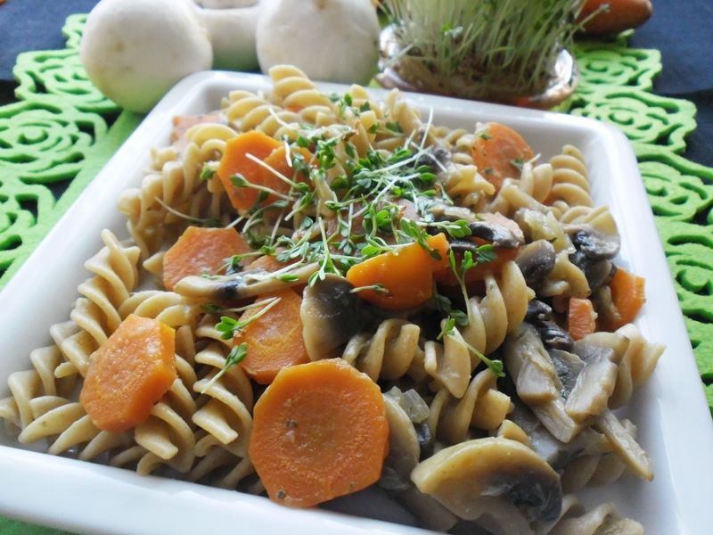 Makaron z pieczarkami i marchewką  Makaron z pieczarkami i marchewką