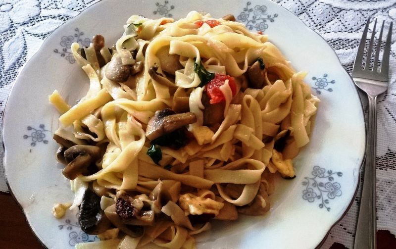 Makaron z pieczarkami i pomidorami 