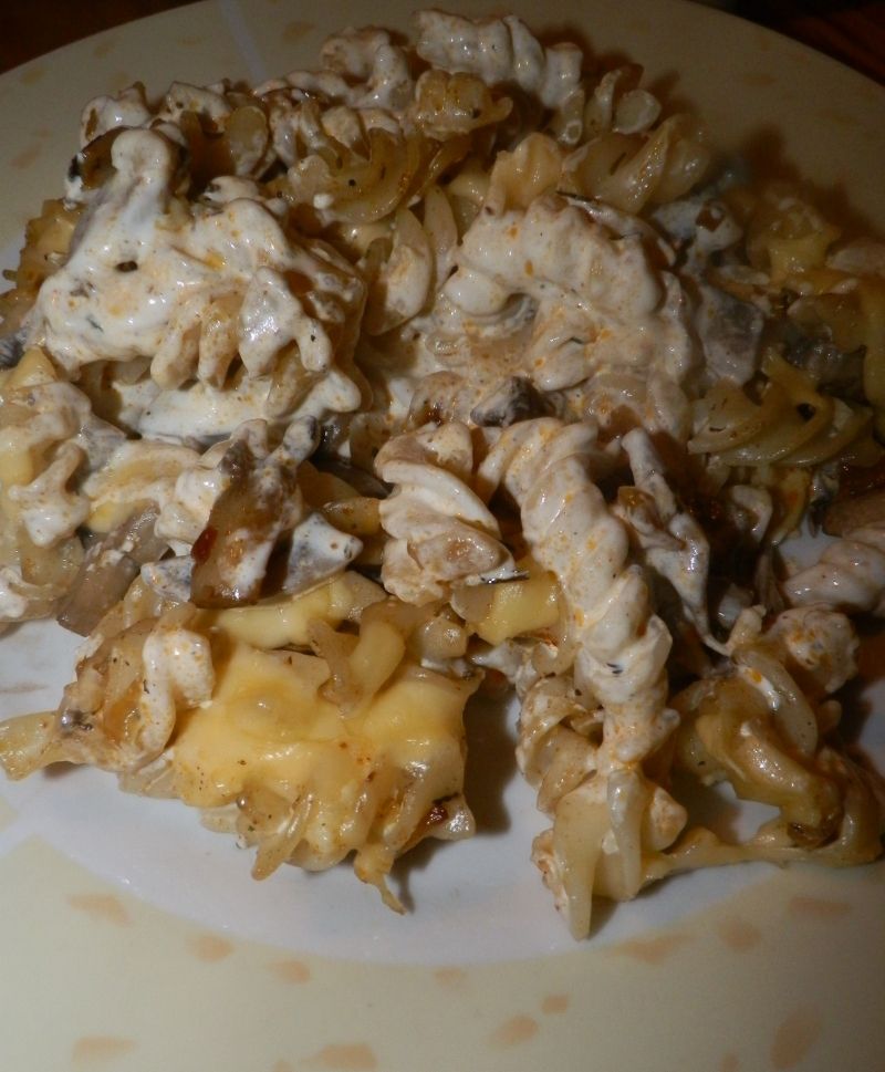 Makaron z pieczarkami w sosie śmietan.-czosnkowym Makaron z pieczarkami w sosie śmietan.-czosnkowym