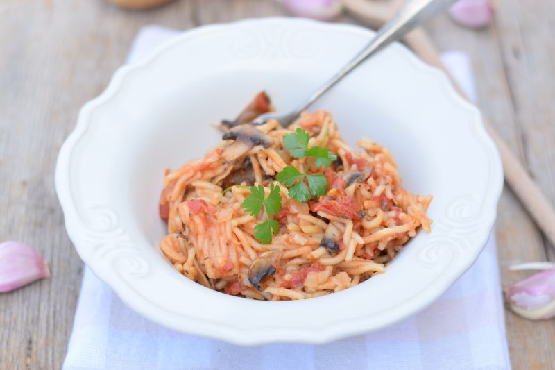 Makaron z piekarnika z pomidorami i pieczarkami