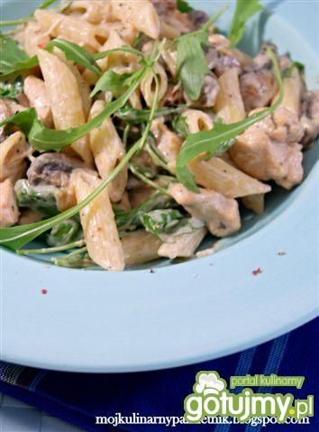 Makaron z piersią, pieczarkami, rukolą