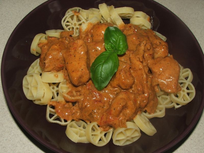 Makaron z pikantnym sosem z serkiem mascarpone Makaron z pikantnym sosem z serkiem mascarpone