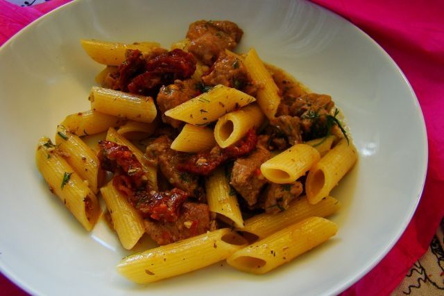 Makaron z polędwiczką i suszonymi pomidorami