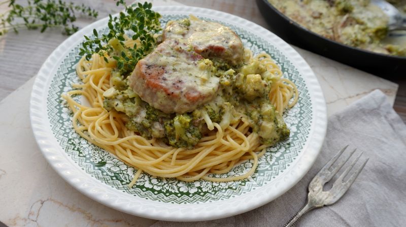 Makaron z polędwiczką wieprzową i brokułami Makaron z polędwiczką wieprzową i brokułami