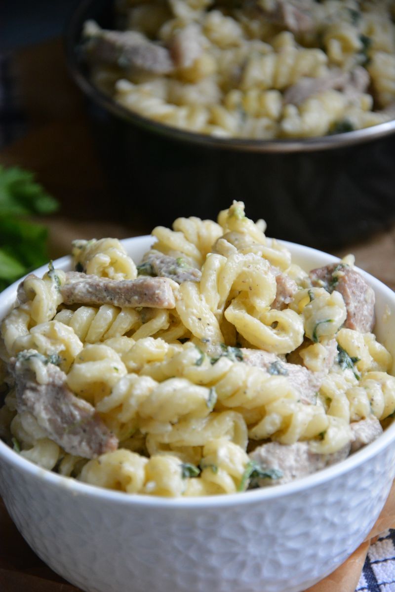 Makaron z polędwiczką wieprzową w sosie serowym Makaron z polędwiczką wieprzową w sosie serowym