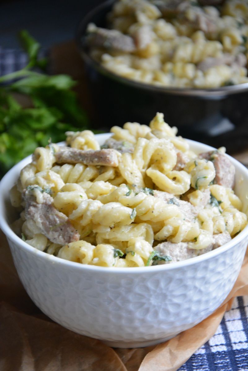 Makaron z polędwiczką wieprzową w sosie serowym Makaron z polędwiczką wieprzową w sosie serowym