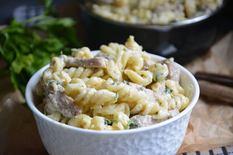 Makaron z polędwiczką wieprzową w sosie serowym Makaron z polędwiczką wieprzową w sosie serowym