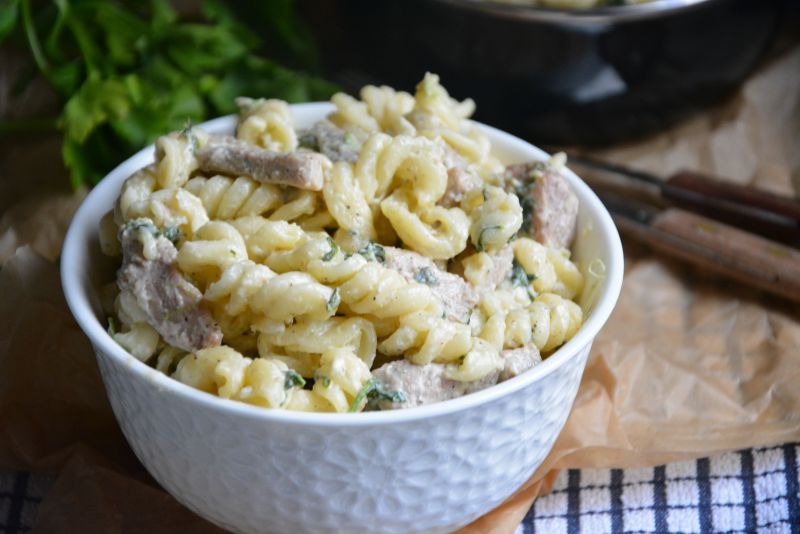 Makaron z polędwiczką wieprzową w sosie serowym Makaron z polędwiczką wieprzową w sosie serowym