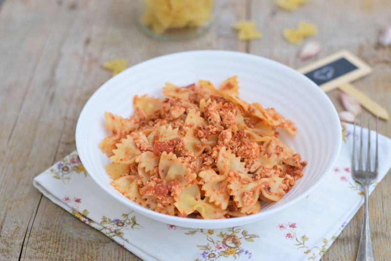 Makaron z pomidorami i tofu wędzonym