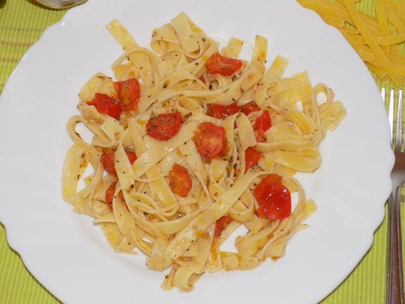 Makaron z pomidorkami Makaron z pomidorkami