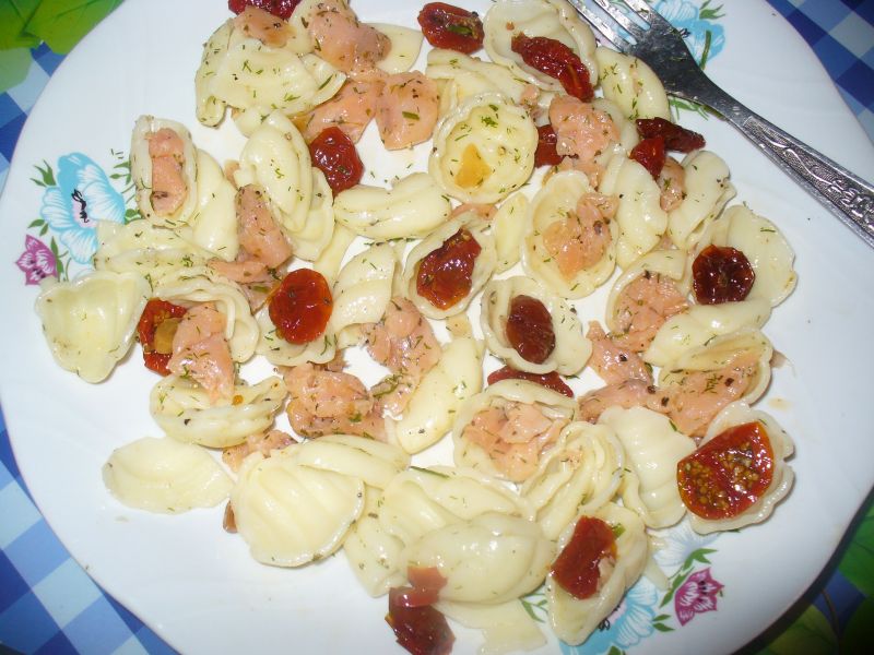 Makaron z pomidorkami suszonymi i łososiem Makaron z pomidorkami suszonymi i łososiem