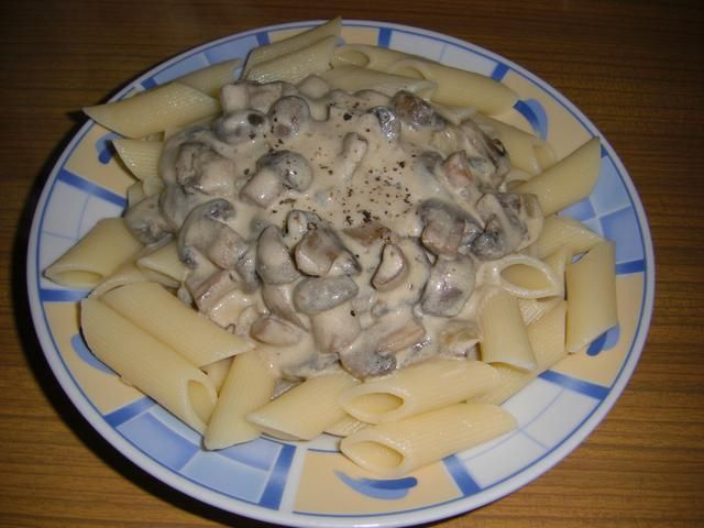Makaron z prostym sosem pieczarkowym Makaron z prostym sosem pieczarkowym
