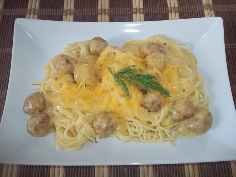 Makaron z pulpecikami w serowym sosie Makaron z pulpecikami w serowym sosie