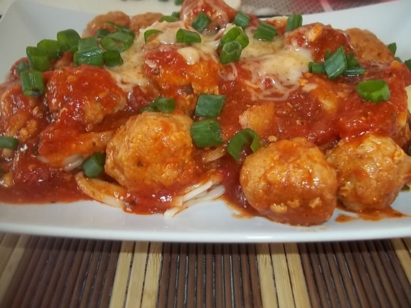 Makaron z pulpecikami w sosie pomidorowym