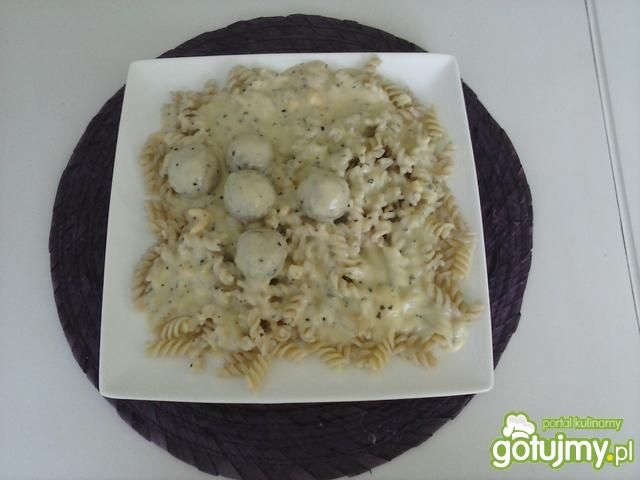 Makaron z pulpecikami w sosie serowym Makaron z pulpecikami w sosie serowym