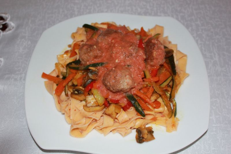 Makaron z pulpetami  Makaron z pulpetami