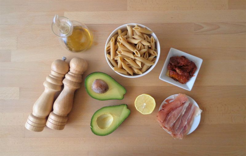 Makaron z salsą z awokado i suszonymi pomidorami