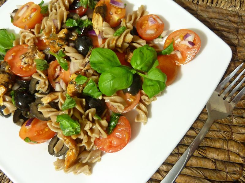 Makaron z sardynkami i pomidorkami koktajlowymi