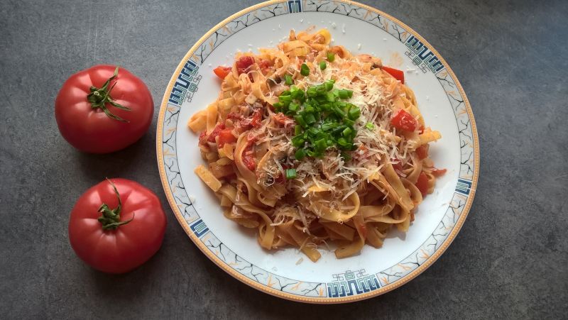 Makaron z selerem naciowym, pieczarkami i papryką Makaron z selerem naciowym, pieczarkami i papryką