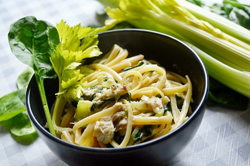 Makaron z selerem naciowym,szpinakiem i makrelą Makaron z selerem naciowym,szpinakiem i makrelą