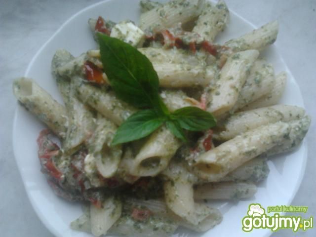 Makaron z serem feta i dodatkami.