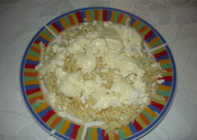 Makaron z serem i bitą śmietaną Makaron z serem i bitą śmietaną