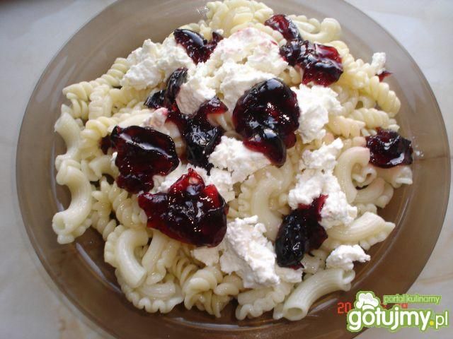 Makaron z serem i galaretką z amaretto