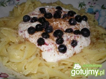 Makaron z serem i jagodami