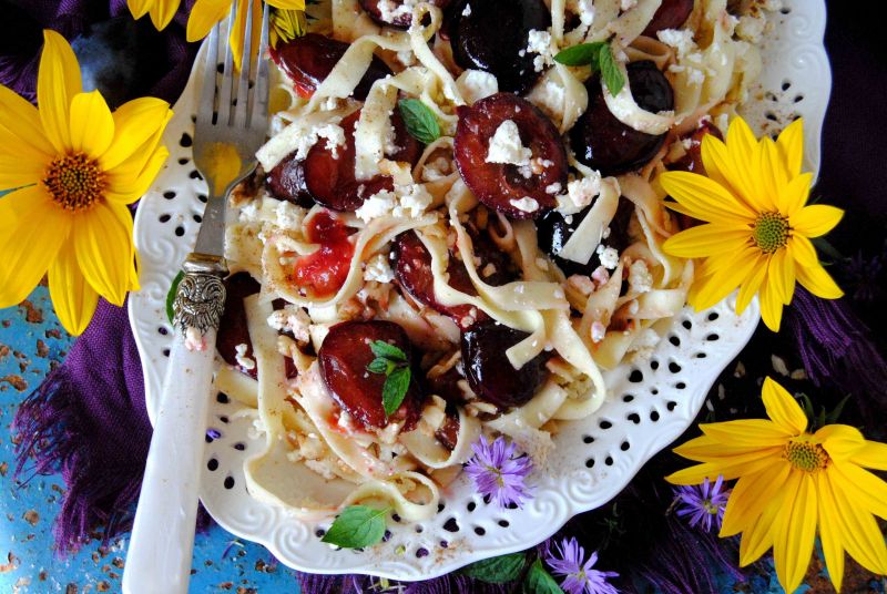 Makaron  z serem i karmelizowanymi  śliwkami