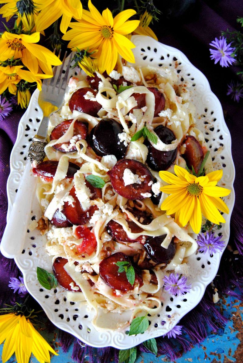 Makaron  z serem i karmelizowanymi  śliwkami