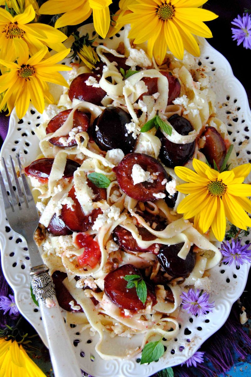 Makaron  z serem i karmelizowanymi  śliwkami