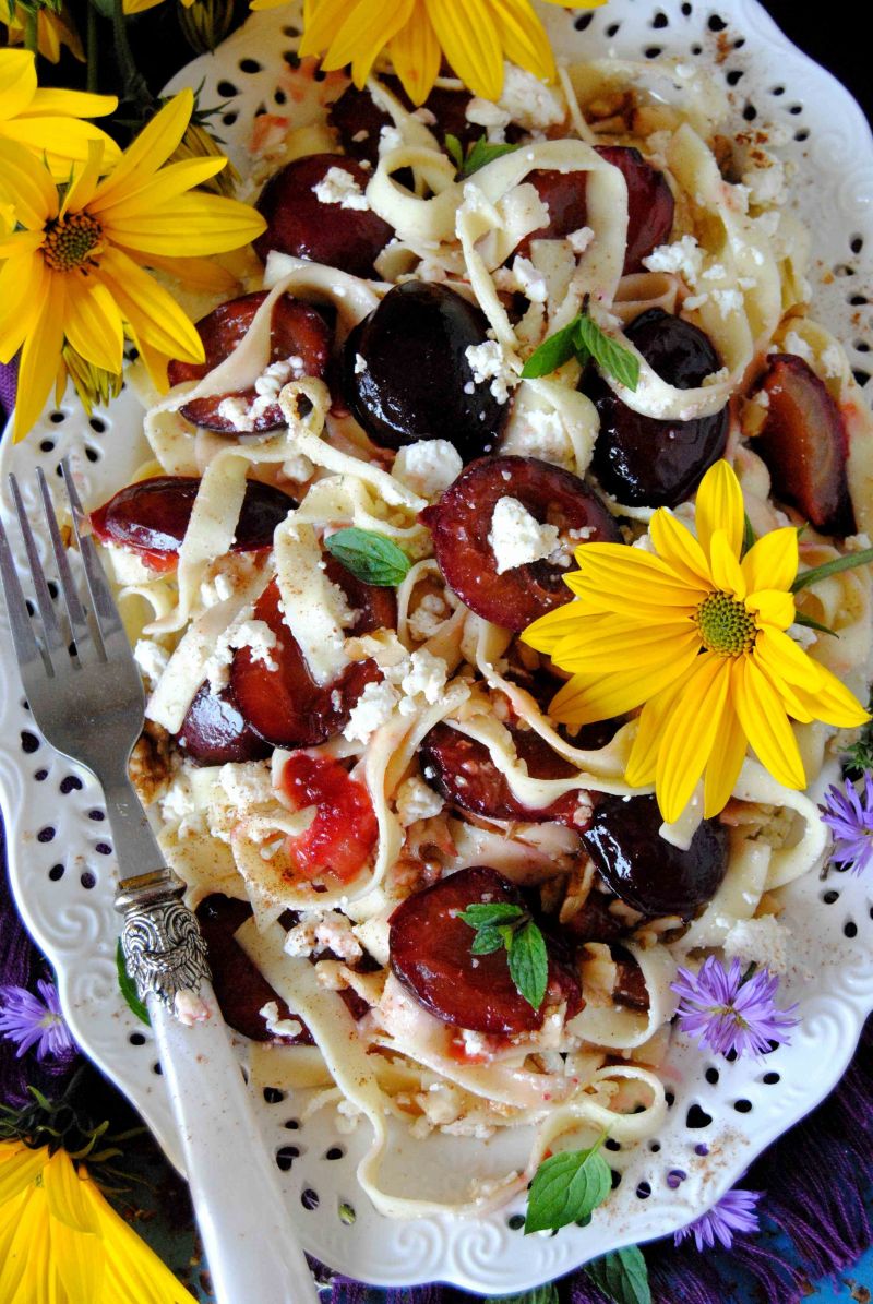 Makaron  z serem i karmelizowanymi  śliwkami