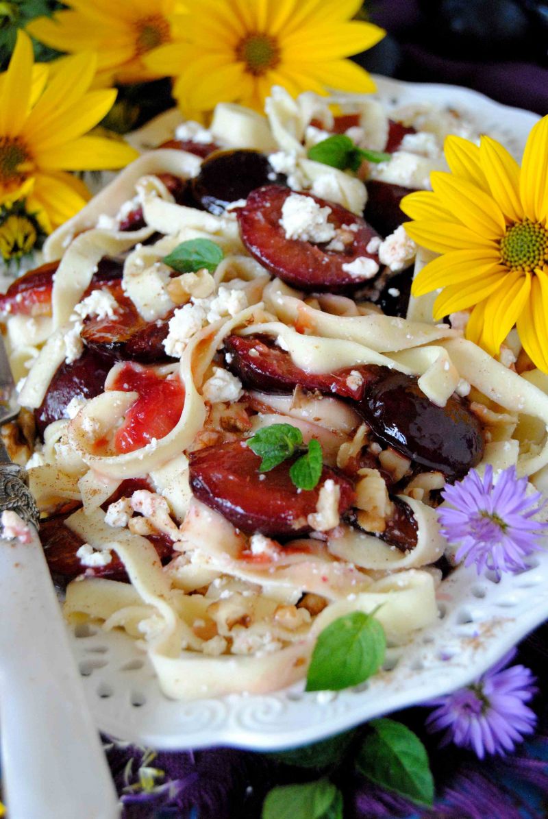 Makaron  z serem i karmelizowanymi  śliwkami