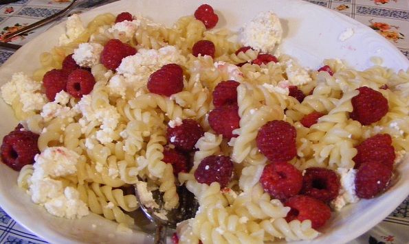 Makaron z serem i malinami Makaron z serem i malinami