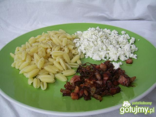 Makaron z serem i obsmażanym boczkiem