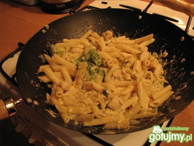 Makaron z serem, kurczakiem i brokułami